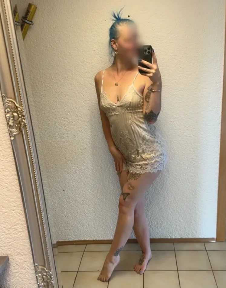 Ella, 25